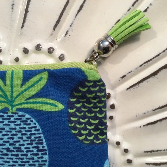 NWT ZIPPERED BAG PINEAPPLE & KEYCHAIN - Picture 7 of 7
